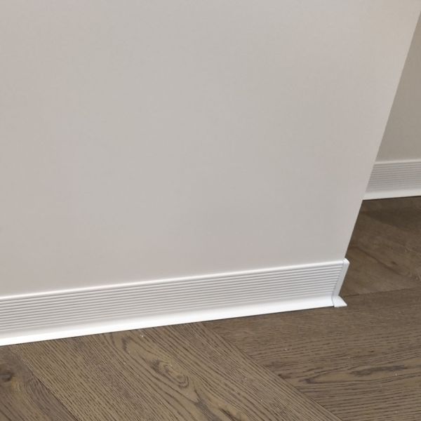 Плинтус алюминиевый "Антиплинтус" по RAL волнистый NV6011