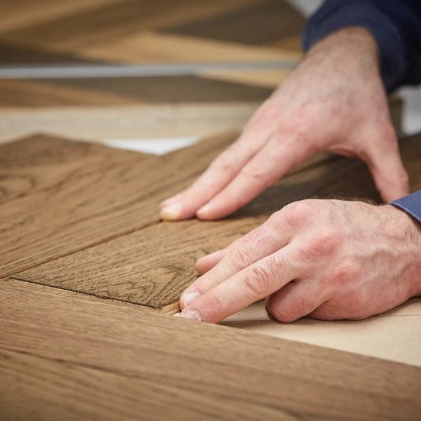 Укладання паркету на стяжку на клей